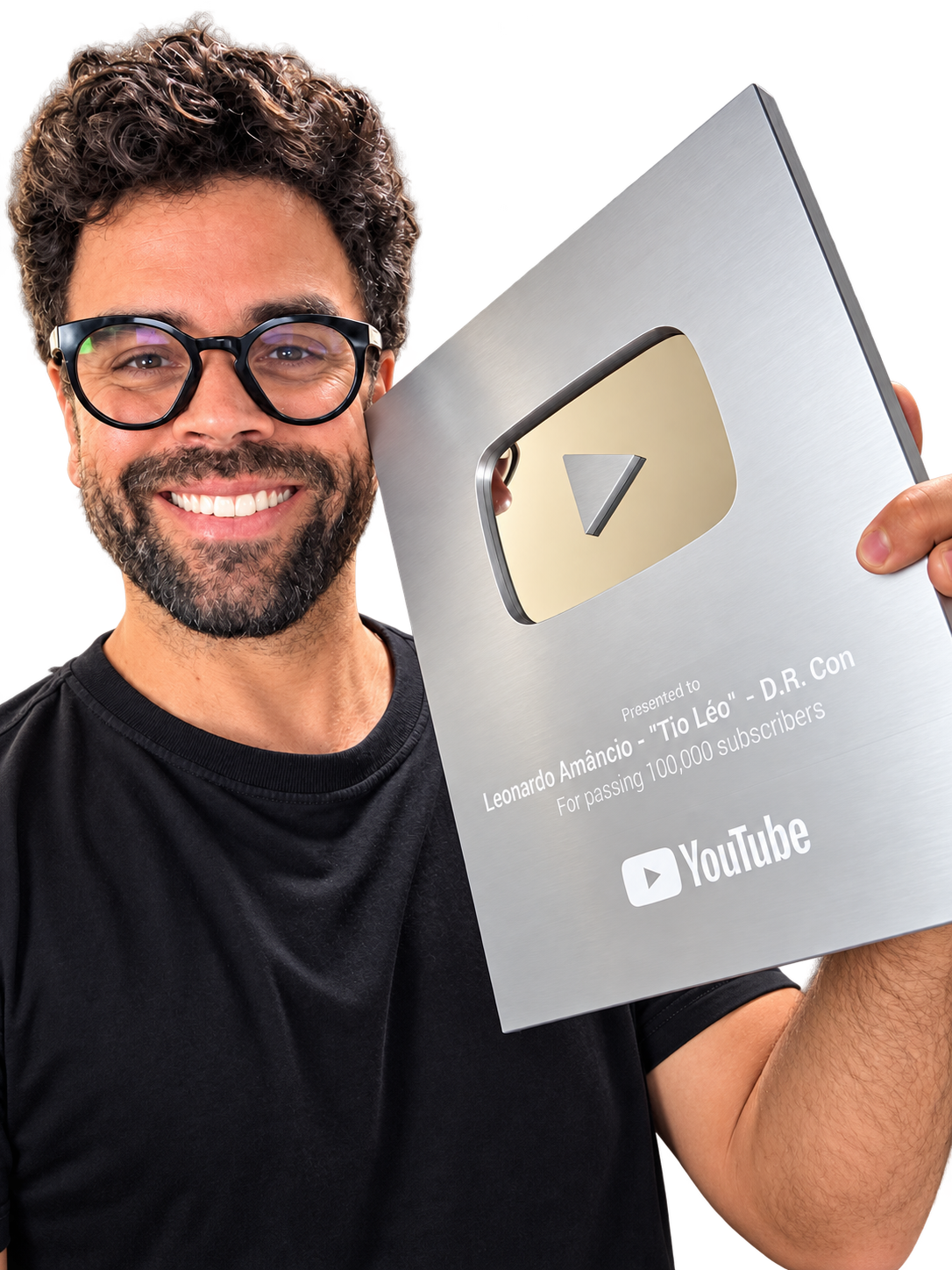 Léo Amâncio com sua placa do YouTube